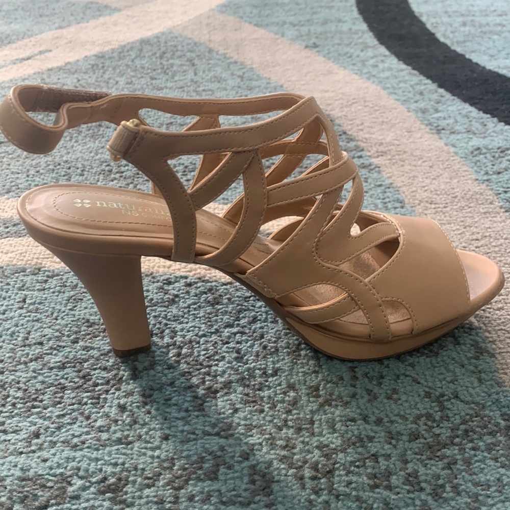 Nude 8.5 naturalizer heel. I Wore once or twice. Like new